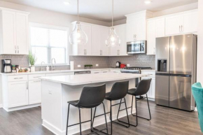 New spacious 3 bedroom suite garage parking free Wi-Fi office space and patio view